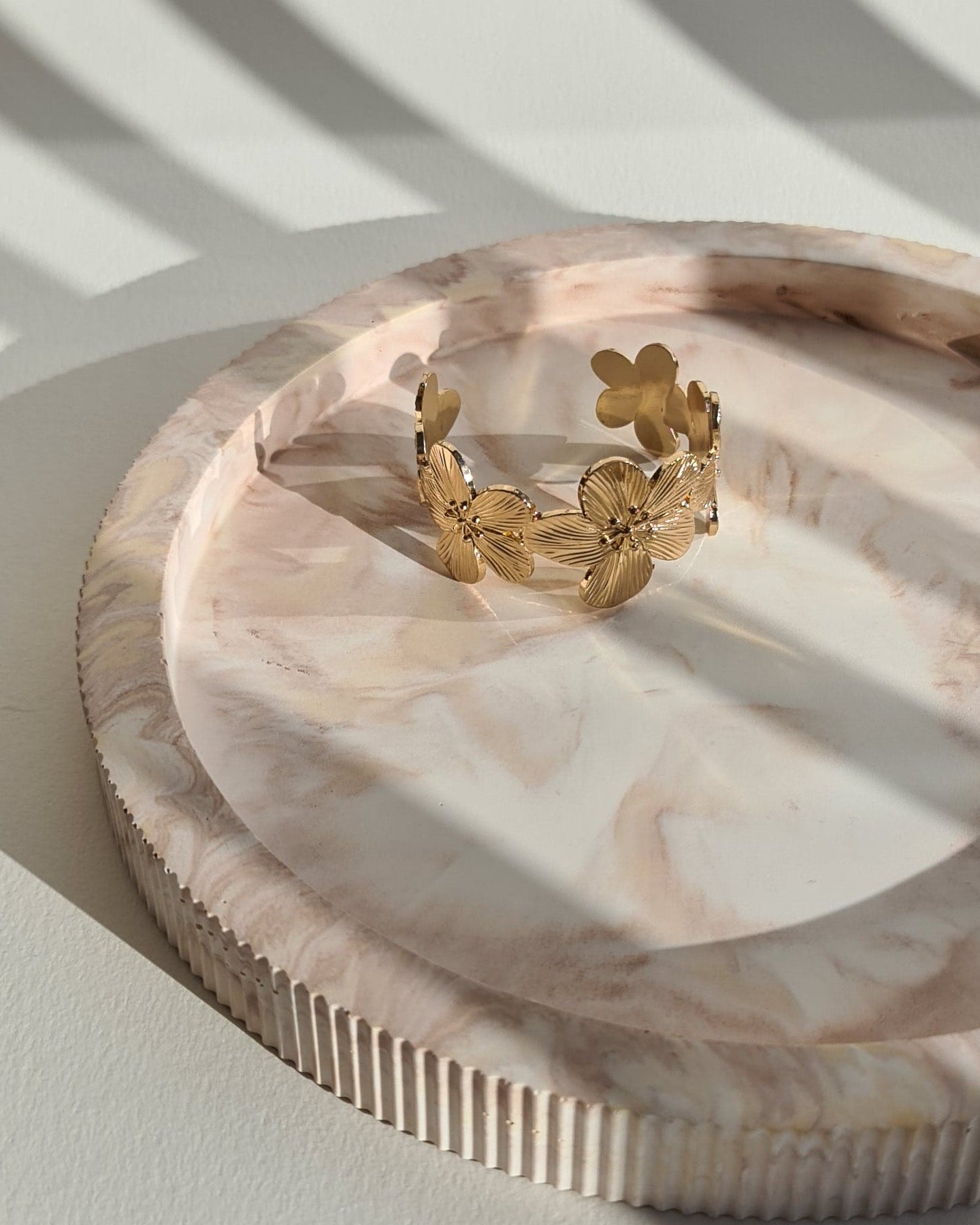 Decorative round tray with marbled design on a light background